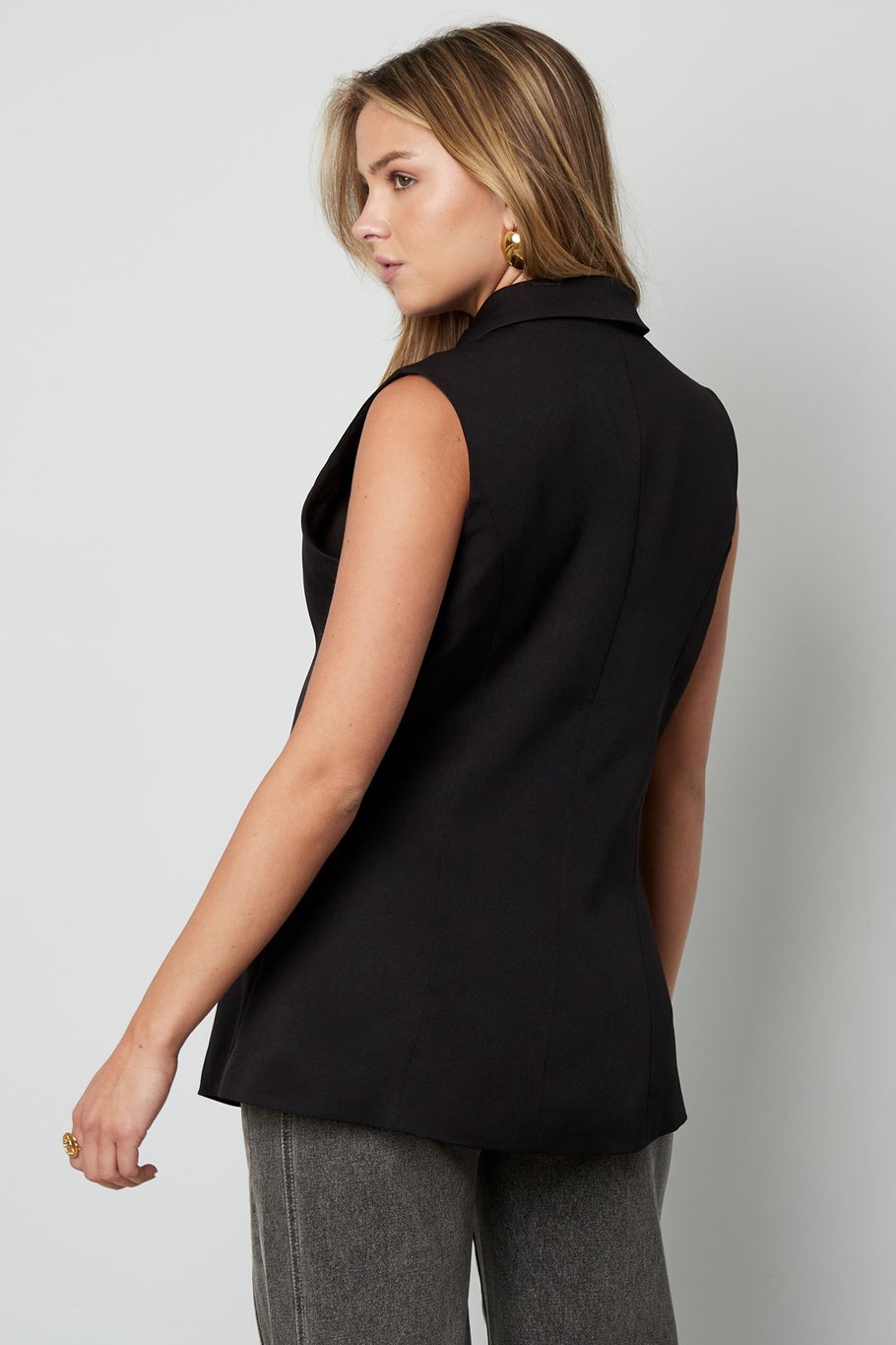 The Sleeveless Blazer Picture8